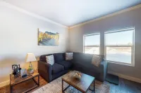 Modern, spacious home with private hot tub & W/D - great location Отели в г. Грэнби