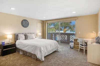 Seaside Getaway Hotels near Silver Strand