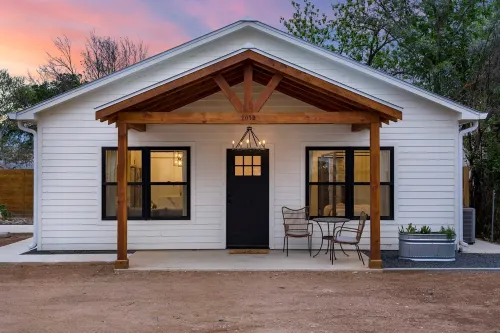 Private Hot Tub and Cozy Courtyard Oasis - Romantic Serene Hideaway