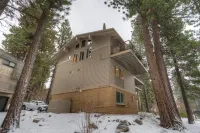 Upscale townhome by Incline Village/Lake Tahoe with fireplace, guest suite & W/D