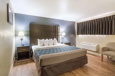 Econo Lodge Inn & Suites I-35 at Shawnee Mission Hotels near Antioch Park