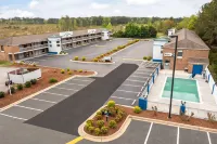 Days Inn by Wyndham Weldon/Roanoke Rapids - parking