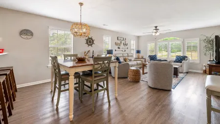 Scenic Pond View and Pool Access - Spacious Coastal Haven Отели в г. Джорджтаун Каунти