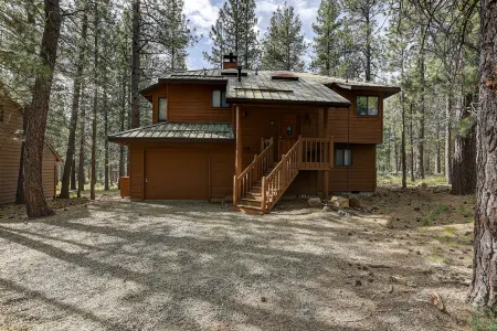 Private Hot Tub and Sharc Passes Included - Gorgeous Rustic Escape