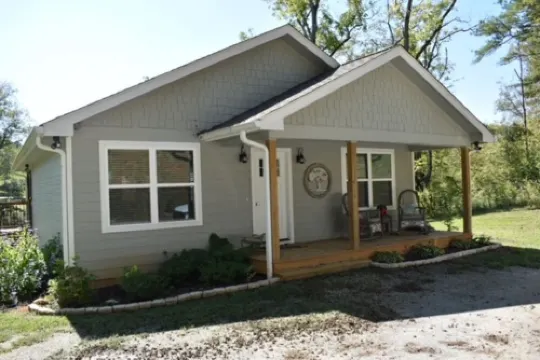 Wood Haven on the River- cozy cottage on the Hiawassee River in Hayesville NC