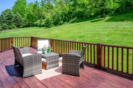 Private Hiking Trails and Scenic Deck Retreat - Spacious Tranquil Oasis