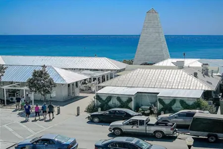 Charming Cottage with Private Deck and Lush Landscaping - Cozy Retreat Отели рядом с достопримечательностью «Сисайд»