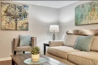 Cozy Retreat with Outdoor BBQ and Smart TV - Charming Getaway