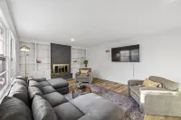 Fenced Backyard and Spacious Living Areas - Stylish Boho Escape 오버랜드파크 호텔