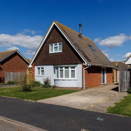Coastal Retreat for 6 Close to Beaches
