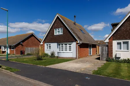 Coastal Retreat for 6 Close to Beaches