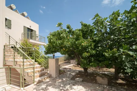 Villa Luisa Exclusive Residences Отели в г. Monemvasia