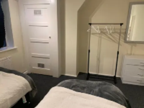 Romford - House - Sleeps 6 - Garden - Parking