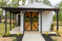 Serene Retreat with Nature and Adventure - Charming Tiny Home Hotels in Stewart County