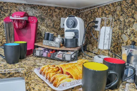 Unique Escape GameRoom! Bar, BBQ, Spacious, and Near Beach Отели рядом с достопримечательностью «Парк штата Барнакл Хисторик»