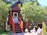 Cozy Cabin Near Walking Trails and Beaches! Hoteles en Ucluelet