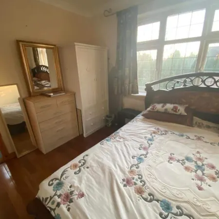 Apartment - Sleeps 4 - Parking - Balcony - Garden