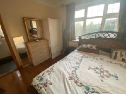 Apartment - Sleeps 4 - Parking - Balcony - Garden