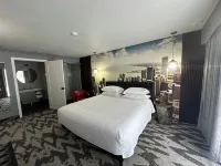 Lighthouse Inn & Suites Hotel di 