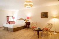 L'Hote Antique - Maison d'Hote- 4 Suites Avec Cuisine Hotels in Bèze