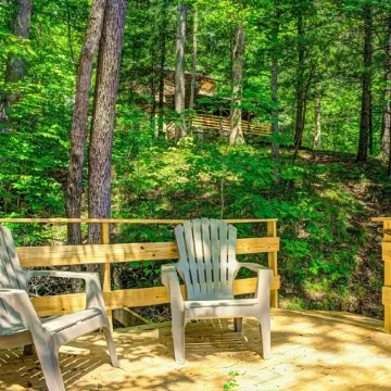 Private 3.5 acre Waterfront Cabin with Hot Tub, WiFi, Minutes from Nashville