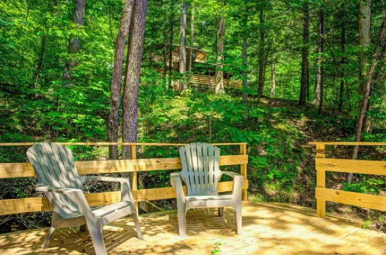 Private 3.5 acre Waterfront Cabin with Hot Tub, WiFi, Minutes from Nashville