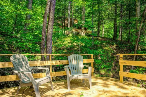 Private 3.5 acre Waterfront Cabin with Hot Tub, WiFi, Minutes from Nashville