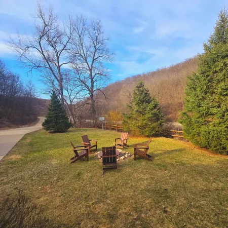 Log Cabin/ w hot tub, outdoor pool & pool table