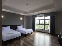 Iron Resort&Hotel Hotels near Wat Chulamani
