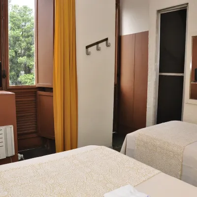 Hotel Plaza Riazor Отели рядом с достопримечательностью «Пляж Фламенгу»