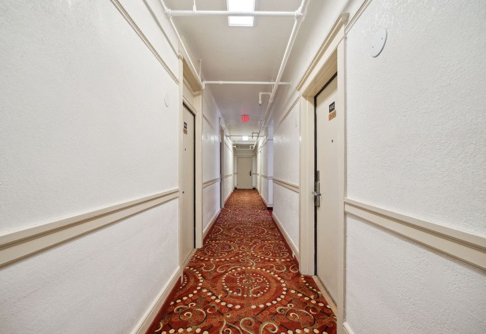 샌프란시스코 호텔 객실 침대 모습