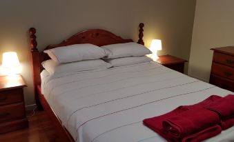 Spacious 2-Storey Home by the Bay: Sleeps 12
