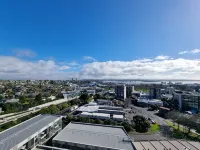 Luxe Apt w Harbour-Sunset Views -Parking Hotels in 
