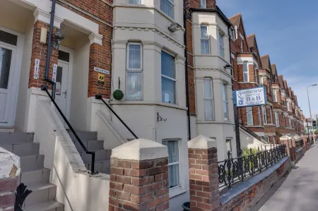 The Sportsview Guest House Отели рядом с достопримечательностью «Коллекция музыкальных инструментов Бэйта»