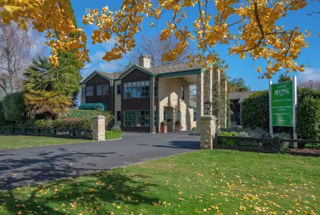 Cambridge Mews Motel Отели рядом с достопримечательностью «Мейпл Арборетум»