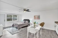 Bright Pompano Beach Aparthotel: Poolside Bliss Just Steps from the Shore!