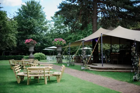 Ye Olde Bell Hotel & Spa Отели в г. Ботри