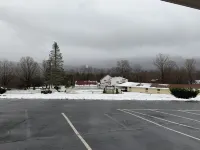 Four Winds Country Motel - parking