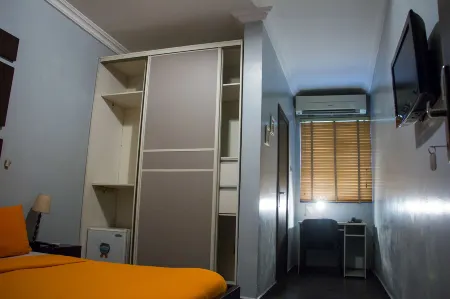 Precinct Comfort Services, Ikoyi Отели рядом с достопримечательностью «Остров Лагос»