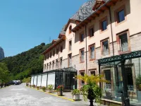 Hotel Balneario la Hermida Hotels near Potes Aventura