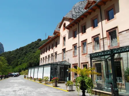 Hotel Balneario la Hermida Отели в г. Tielve