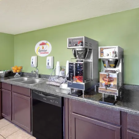 Super 8 by Wyndham Norfolk