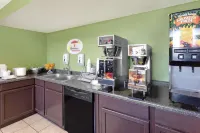 Super 8 by Wyndham Norfolk - Breakfast