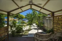 Gili Teak Beach Front Resort - Tiny houses
