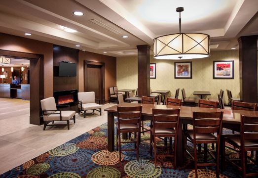 3. 홀리데이 인 익..