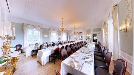 Vraa Slotshotel Отели в г. Tylstrup