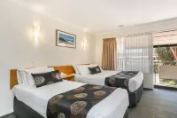 Flag Motor Lodge Hotels in Ривервейл