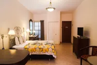 Hotel El Almendro Hotels near Shopping Mall