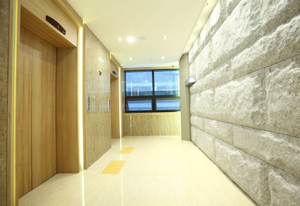 호텔소프라의 아늑한 분위기를 가진 커피숍 공간입니다.