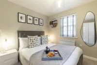 Elliot Oliver - 2 Bedroom Garden Apartment with Parking